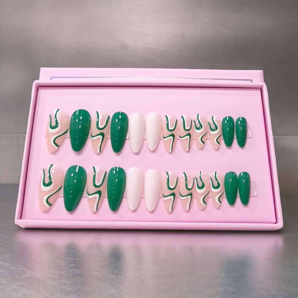 24Pcs O Two O Green Matte Nails With Accessories
